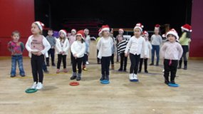  Play Video Petit spectacle Noël 2020 (2) - Cycle 1 Ecole Cragou