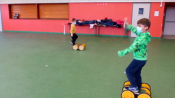 Cirque : équilibre sur objet