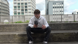 Derrière les barreaux 