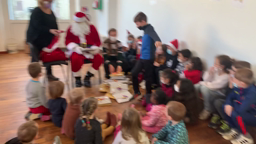 Distribution des cadeaux (1) école de Saint Caradec Trégomel