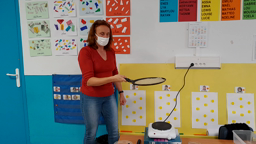 Sybil fait sauter une crêpe