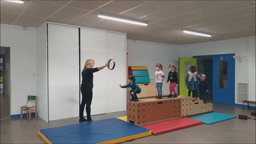 sauter pour toucher le tambourin