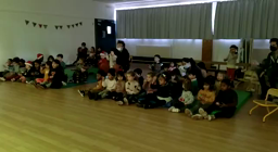 Les élèves de maternelle au spectacle
