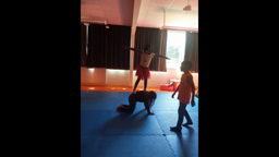 Entraînement d'acrosport pour la journée des talents