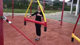 Carole dans la cour de l’école