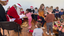 Distribution des cadeaux (5) - école de Saint Caradec Trégomel
