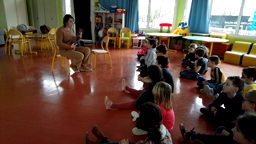 Un oiseau chante