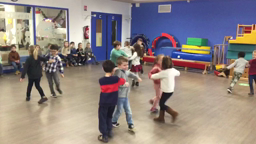 Danse « mains aux genoux » groupe 1/2
