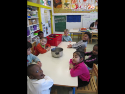Les élèves de moyenne section de la classe de TPS-PS-MS 1 de l'école Armorique présentent leur recette de soupe au caillou
