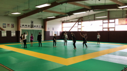 Les 6è chad découvrent les premiers procédés de composition et travaillent sur l’écoute inter-danseurs.