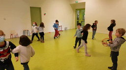 GS CP danse bretonne Mains aux genoux 2