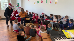 Distribution des cadeaux (2) - école de Saint Caradec Trégomel