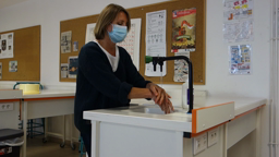 Le lavage des mains au collège.