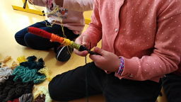 Atelier baton d'automne avec de la laine