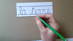 Ecrire le mot terre en attaché
