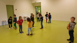 GS CP danse bretonne Mains aux genoux