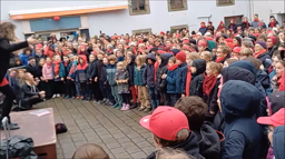 LES 100 ANS DE LA REVOLTE DES SARDINIERES LA FOULE CHANTANTE
