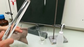 1Gspé_matériau_électrisé_approché_filet_eau