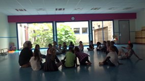 discussion en groupe après la répétitin