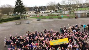 AULD LANG SYNE Tout le Collège Charles de Gaulle dit "Au revoir Mme Gutelle" en chantant !