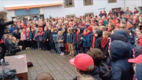 LES 100 ANS DE LA REVOLTE DES SARDINIERES LA FOULE CHANTANTE
