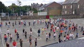 Flashmob de l'Ecole Lucie AUBRAC (St-Domineuc) pour la fin de l'année. Juin 2020