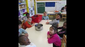 Les élèves de moyenne section de la classe de TPS-PS-MS 1 de l'école Armorique présentent leur recette de soupe au caillou
