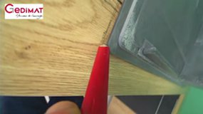 Pose d'un plan de travail de cuisine