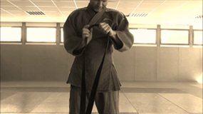 Nouer sa ceinture de judo