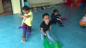 danser avec un foulard