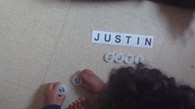 Justin retrouve l'ordre des lettres de son prénom