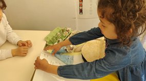 A la crêperie avec les MS GS- Entraide entre élèves de MS et GS pour commander